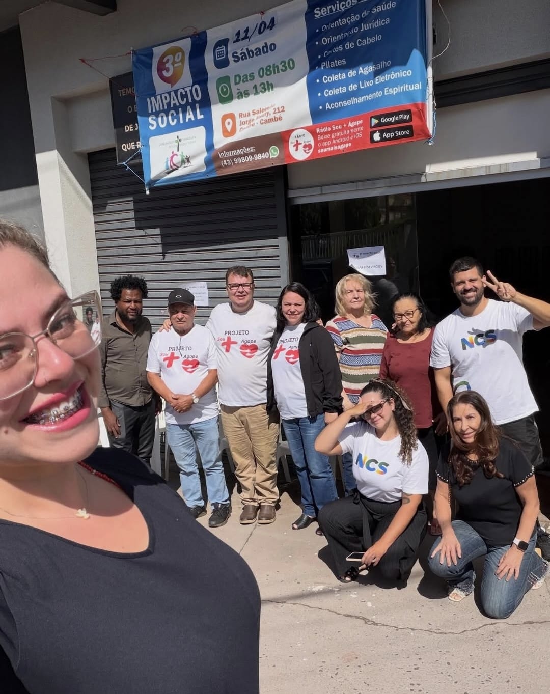 Equipe e participantes reunidos em uma ação comunitária da NCS.